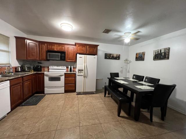Gated Hollywood Fl Comfort & Luxury 2 bedroom Smart Tv, WiFi