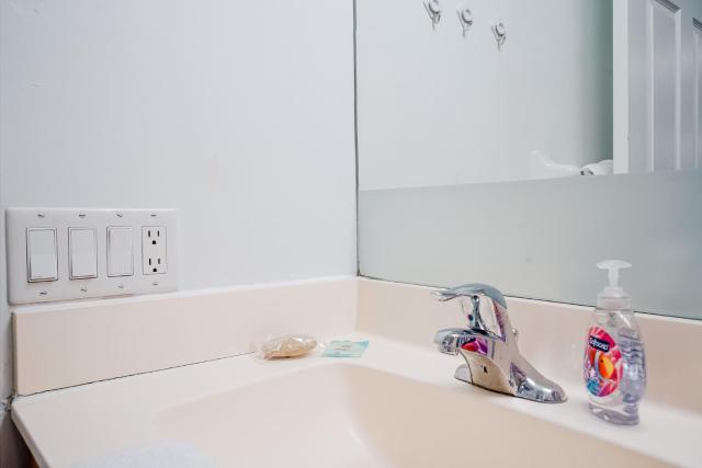 Modern 2 Bedroom 2 Bathroom Condo Walk to Square One YYZ Airport And Free Parking 25th