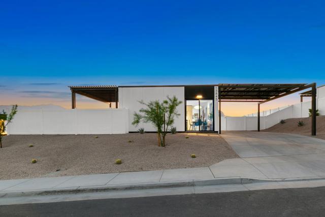 Desert Skies Modernist Villa with Pool, Spa & Casita