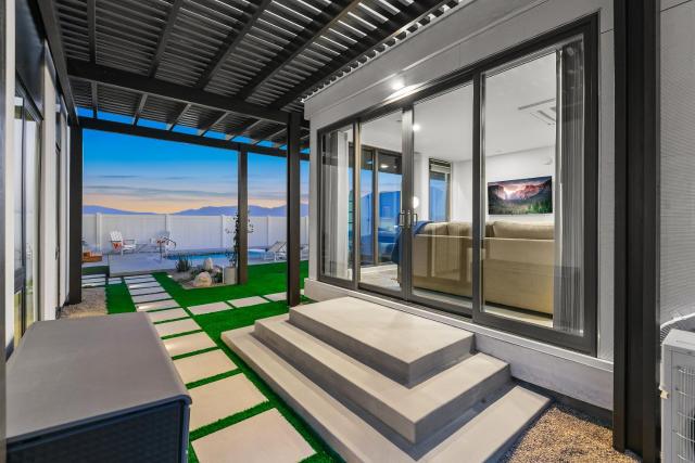Desert Skies Modernist Villa with Pool, Spa & Casita