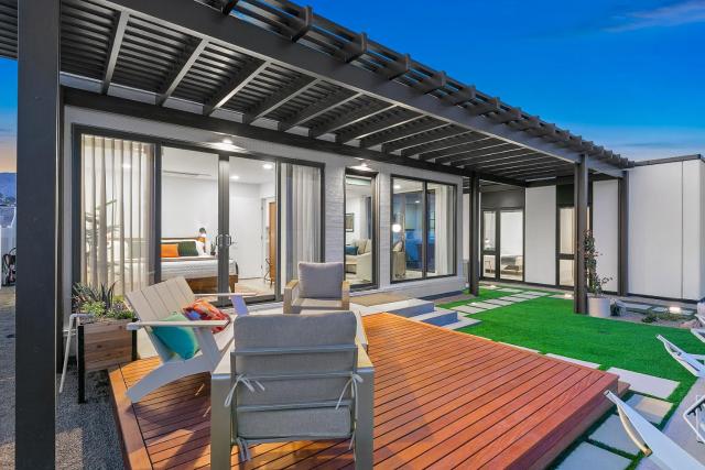 Desert Skies Modernist Villa with Pool, Spa & Casita