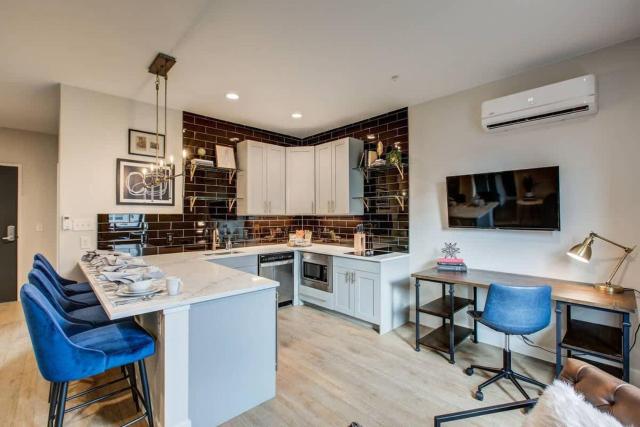 Vrain - New 2-Bedroom Apt - Workspace