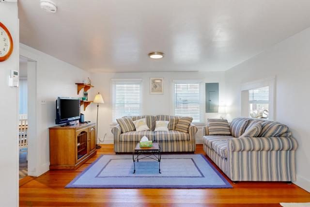 Charming 3BR Cottage Near the Beach w/ Deck