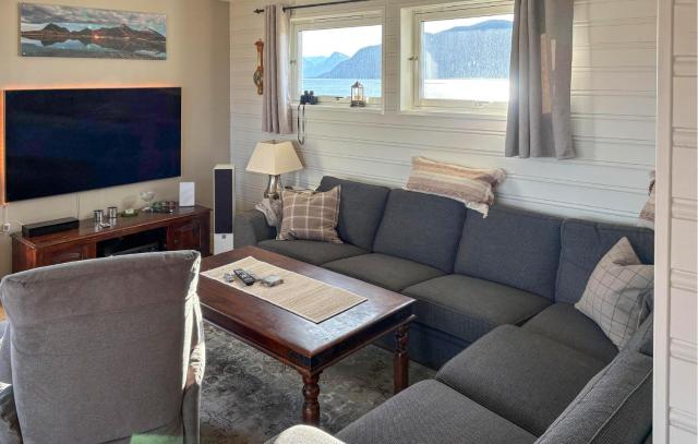 Beach Front Home In Engeløya With House A Panoramic View