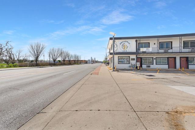 Broadway Inn