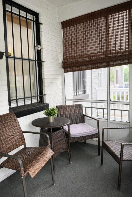 Spacious Duplex Walk to Union Market