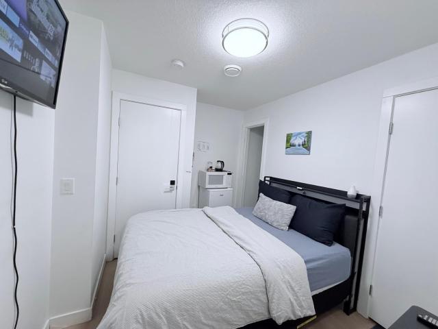 Cozy Private Room Near Calgary Airport with Parking