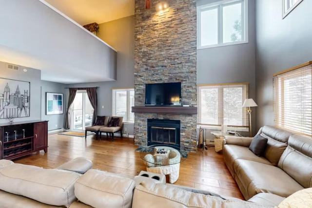 Blue Mountain Views Luxurious 3 bdrm Chalet
