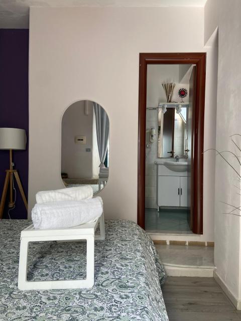 "Private Room" stanza privata with private bathroom - shared kitchen and beautiful terrace on Taormina Center Hostel Taormina