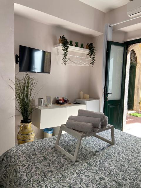 "Private Room" stanza privata with private bathroom - shared kitchen and beautiful terrace on Taormina Center Hostel Taormina