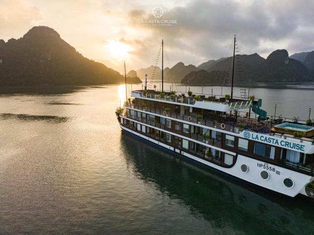 La Casta Cruise Luxury Ha Long Bay Experience Private Cabin with Ocean View Balcony and Bathtub