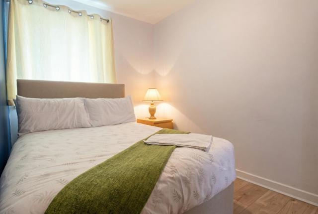 Bright Three Bedroom Home with Free Parking and WiFi