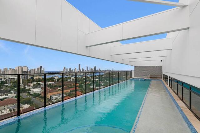 Southport Luxury and View New 2B with Parking and Wifi