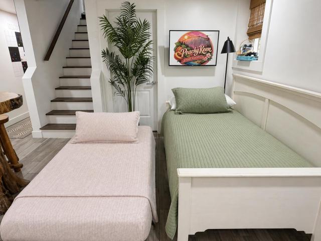 Walkable, 2 King En-Suites, Game Room, EV Charger!