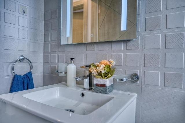 Bayview Penthouse with Seaviews - 2BR