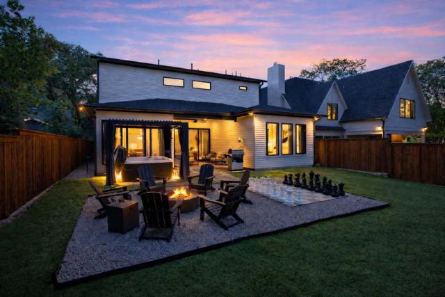 6BD 5BA of Modern Elegance Cinema Games HotTub