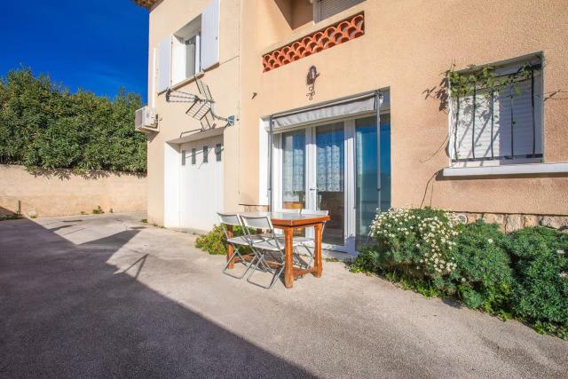 Studio climatisé proche parking gratuit, commerces et plages