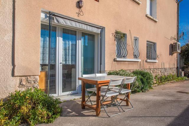 Studio climatisé proche parking gratuit, commerces et plages