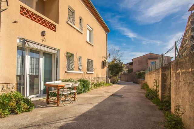 Studio climatisé proche parking gratuit, commerces et plages