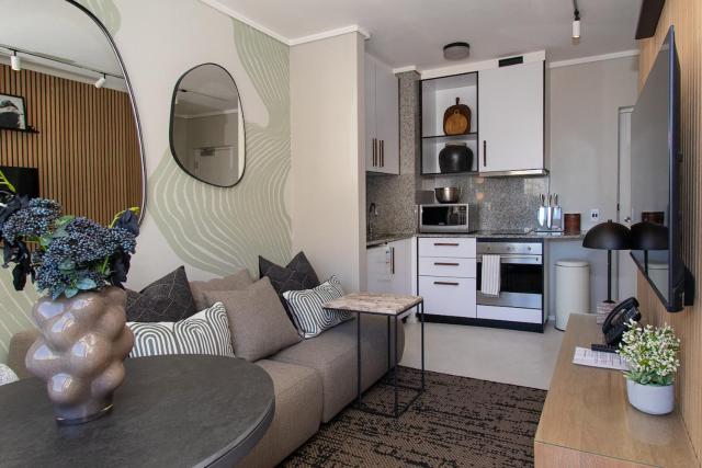 Magnificently newly renovated Sea Point, Flamingo