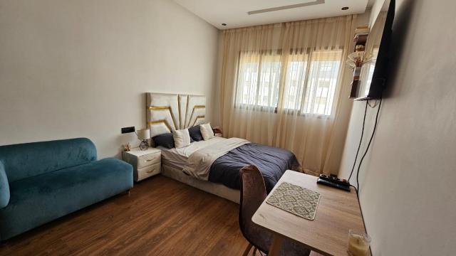Spacious Private Room next to the airport