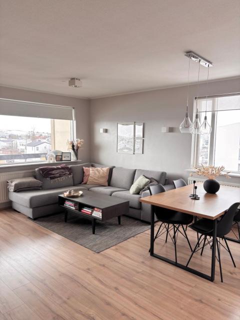 Bright and Spacious 2BR Apt - Balcony and Free Parking