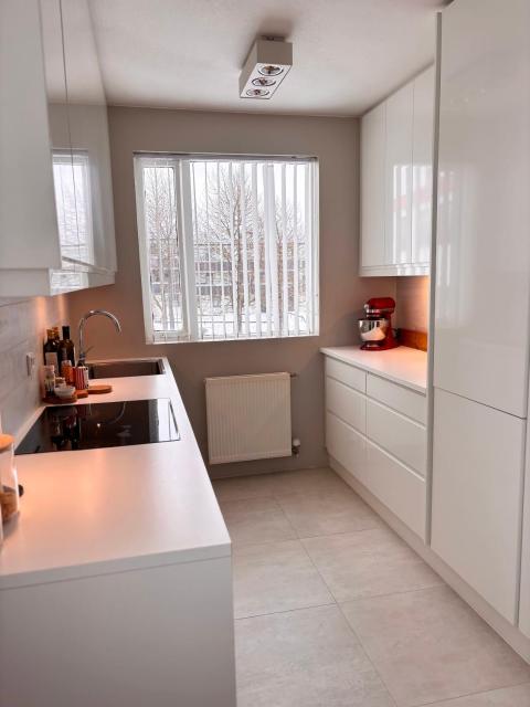 Bright and Spacious 2BR Apt - Balcony and Free Parking