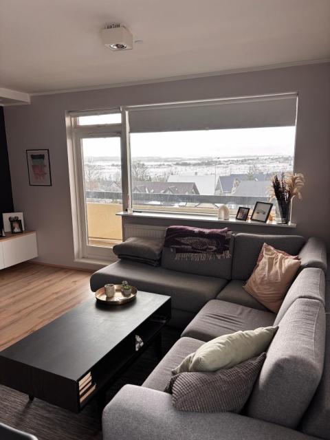 Bright and Spacious 2BR Apt - Balcony and Free Parking