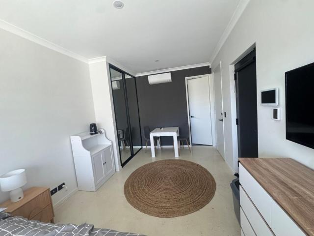 Modern Studio apartment near Train line