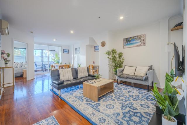 Central 2BR on King William