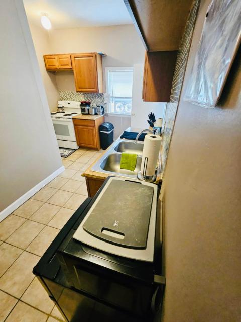 Suites on East Side near Whole Foods, Brown University, Miriam Hospital, MBTA, Downtown,