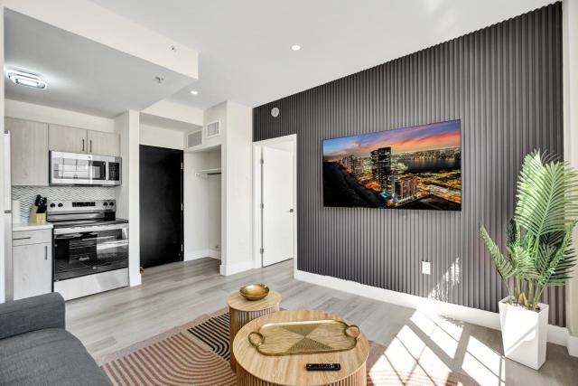 Cozy 1BR in the Heart of SoBe Ocean 1 Min Away 305