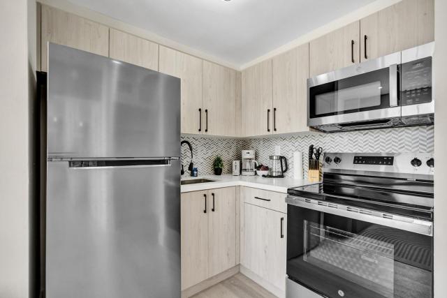 Cozy 1BR in the Heart of SoBe Ocean 1 Min Away 305