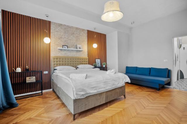 Spacious 4BR & Sleeps 14 & Top Floor & Central