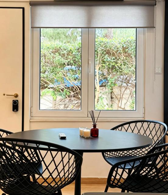 The locals Vouliagmeni square apartment