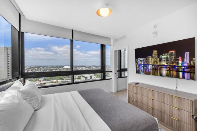 Luxury Downtown 37th Floor Pool Gym Free Parking