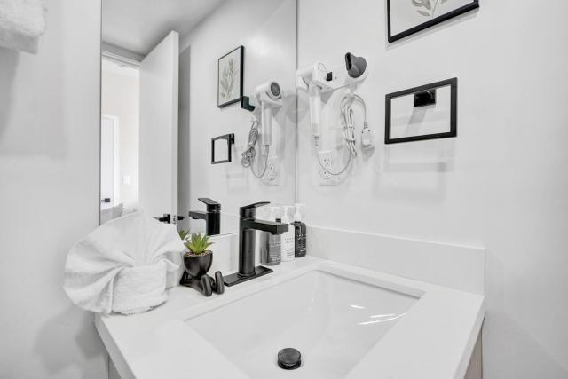 Elegant 1BR Apartment Steps from the Beach 206