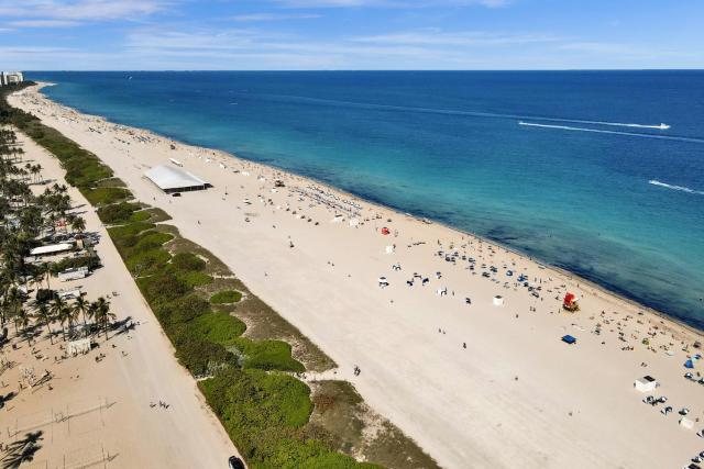Cozy 2BR SoBe Pad Just a Block to the Beach 303