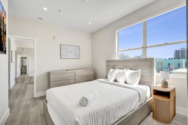Cozy 2BR SoBe Pad Just a Block to the Beach 303