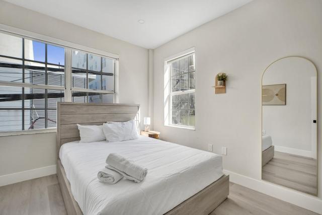Stylish 1BR Stay Collins Ave 1 Min to Beach 207