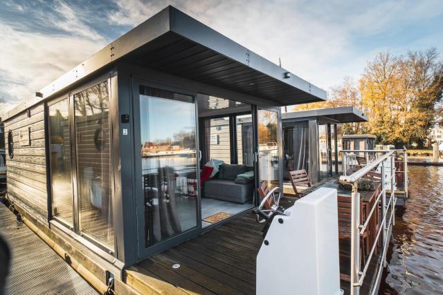 Rode Houseboat Zwartsluis