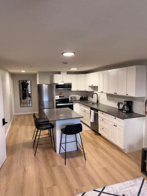 Modern 2BR Suite Private Entry Parking Laundry