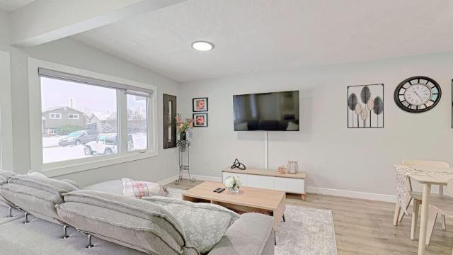 Modern 3BR Suite Steps to C-Train Near Zoo & DT