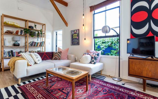 Inner City Artist Apartment with Courtyard
