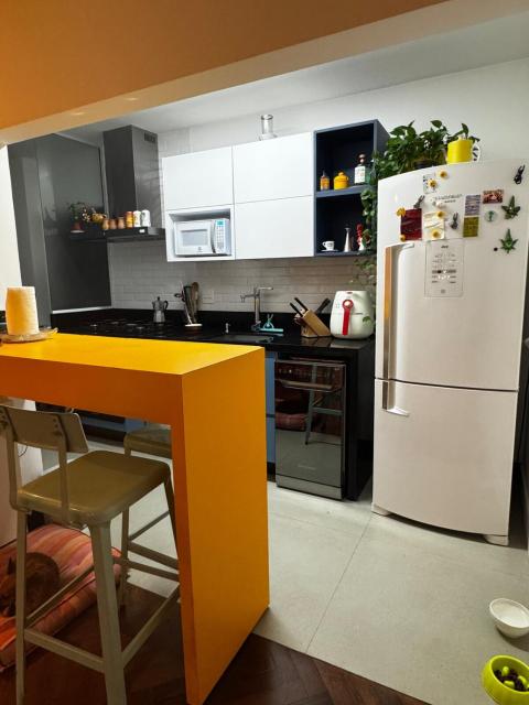 Leblon 2 bedrooms 3 blocks from the beach