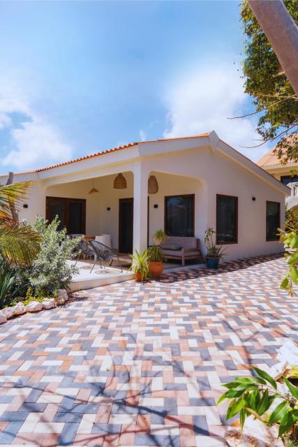 Terra77 Tropical vacation home, private garden, pool, parking and BBQ