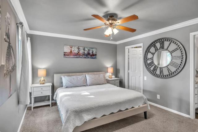 Walk to Broadway! 2BR2BATH Condo, Sleeps 6, Pool