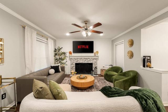 Modern stay near AAC, Lovefield & Highland Park