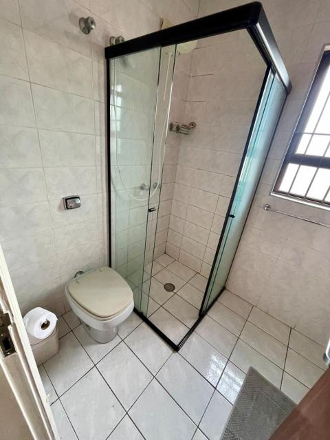 Sobrado espaçoso com piscina e churrasqueira ! No pé da Serra