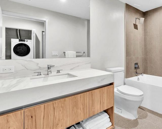 Luxury Downtown One-Bedroom with Rooftop Pool